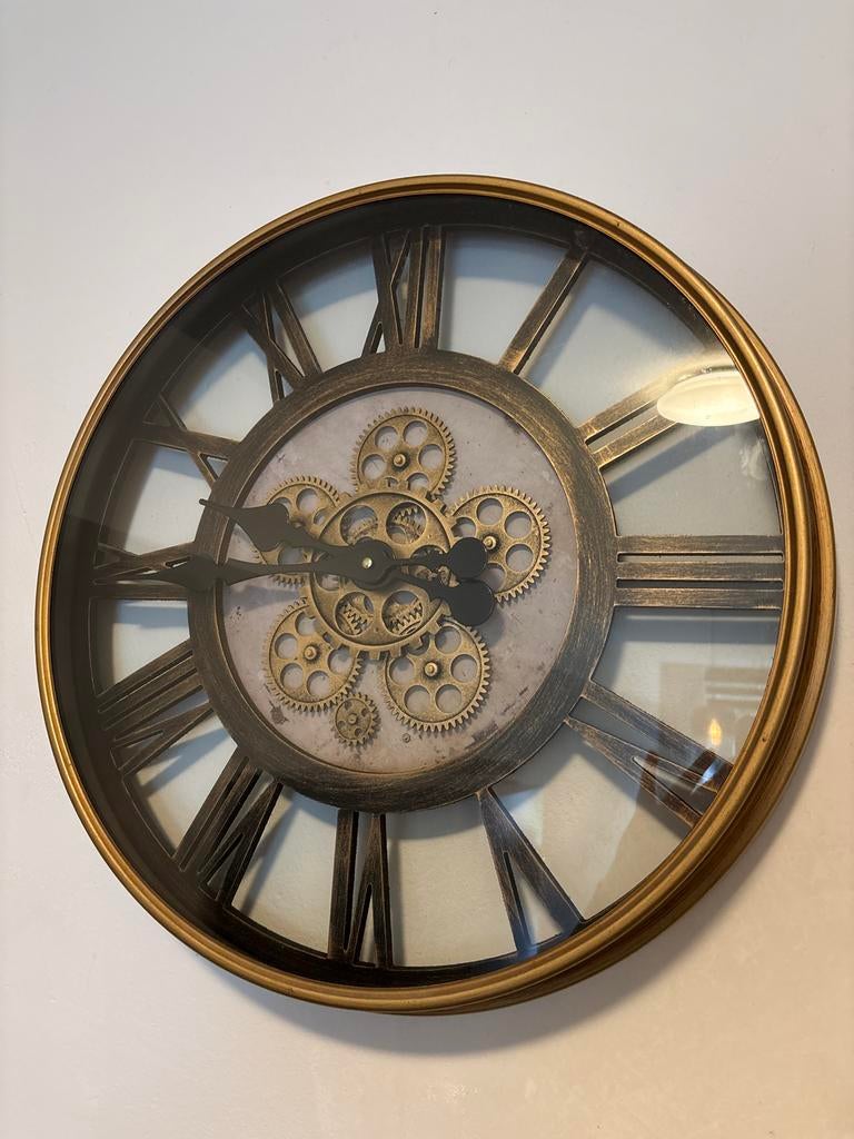 Grote Wandklok met Zichtbaar Draaiend Binnenwerk - Goudkleur, Ophalen, Zo goed als nieuw, Analoog, Wandklok