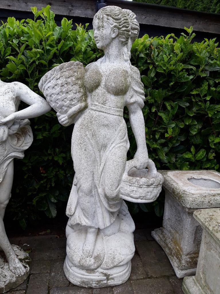 OPRUIMING tuinbeelden;  Vrouw met mandjes, Tuin en Terras, Tuinbeelden, Ophalen, Gebruikt, Steen