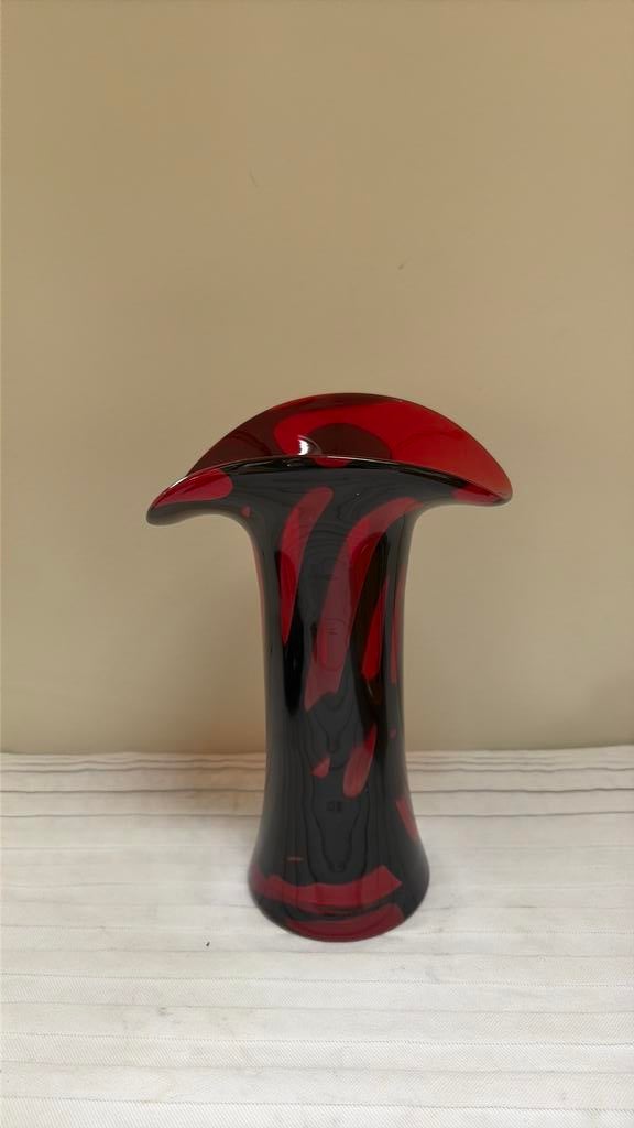 Murano rood zwarte glazen vaas, Huis en Inrichting, Woonaccessoires | Vazen, Ophalen of Verzenden, Minder dan 50 cm, Rood, Glas