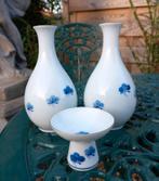 Twee vaasjes en cupje van porselein, Japans / Chinees, Antiek en Kunst, Ophalen of Verzenden