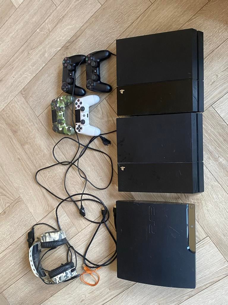 2 x PlayStation 4 en 1 x playstation 3 met 4 controllers, Spelcomputers en Games, Spelcomputers | Sony PlayStation 4, Ophalen of Verzenden