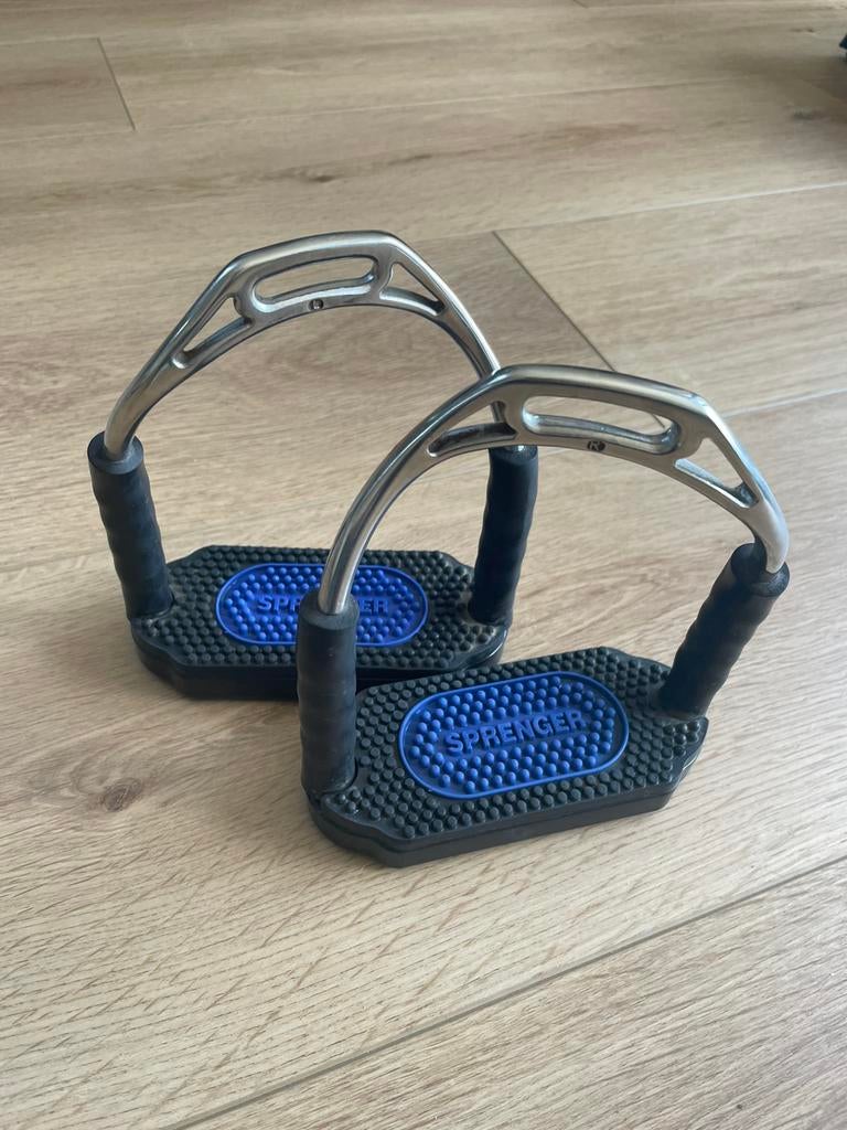 Sprenger Bow Balance stijgbeugels 12 cm, Dieren en Toebehoren, Paarden en Pony's | Hoofdstellen en Tuigage, Ophalen of Verzenden