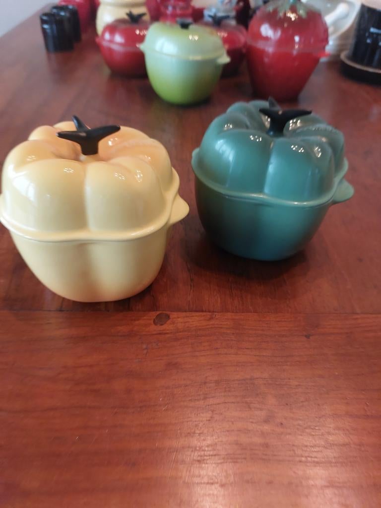 Le Creuset gele en groene paprika mini cocottes keramiek, Ophalen of Verzenden, Gebruikt