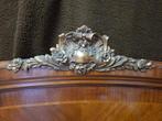 Antiek bed en kast met houtsnijwerk te koop., Ophalen