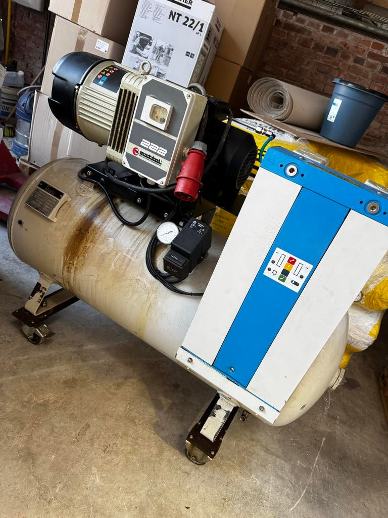 Robuuste Schroefcompressor - 2.2 kW,, Doe-het-zelf en Verbouw, Compressors, Gebruikt, Ophalen of Verzenden, 200 tot 400 liter/min