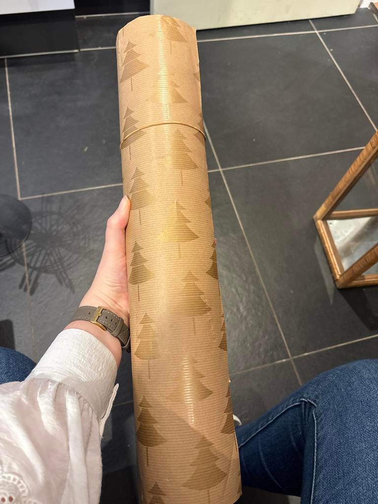 Cadeaupapier kerstbomen op rol, Diversen, Cadeaupapier, Ophalen of Verzenden, Zo goed als nieuw
