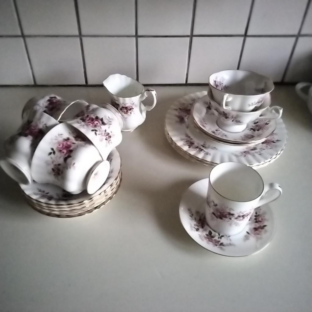 Royal albert lavender rose, Ophalen of Verzenden, Zo goed als nieuw, Overige stijlen, Kop(pen) en/of Schotel(s)
