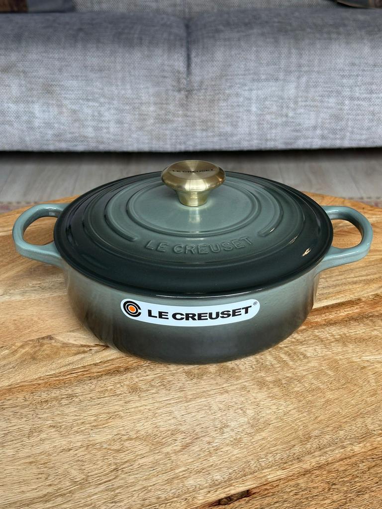 Le Creuset gietijzeren lage braadpan 24 cm – Thyme, Ophalen of Verzenden, Nieuw, Gietijzer, Koekenpan of Braadpan