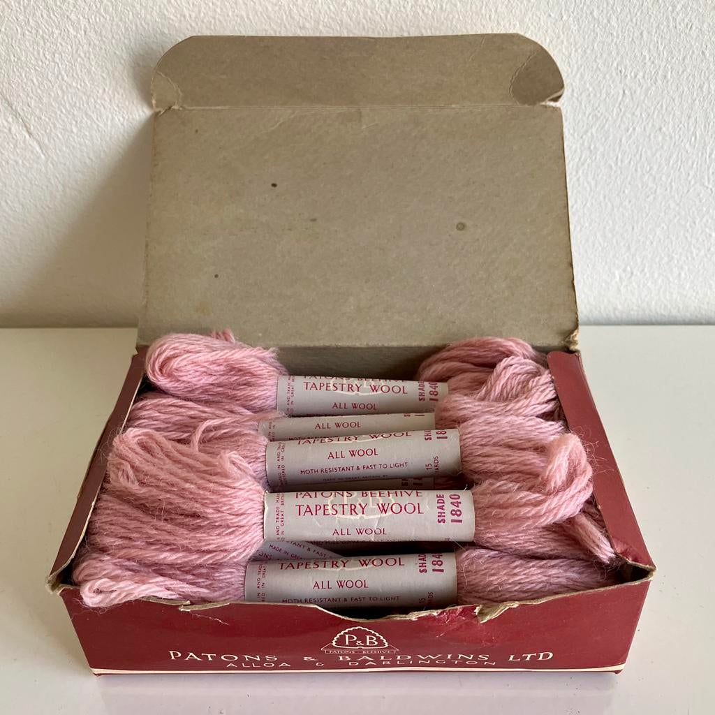 Borduurwol Patons Beehive, kleur 1840/2, originele doos, Ophalen of Verzenden, Nieuw, Handborduren, Borduurgaren of Zijde