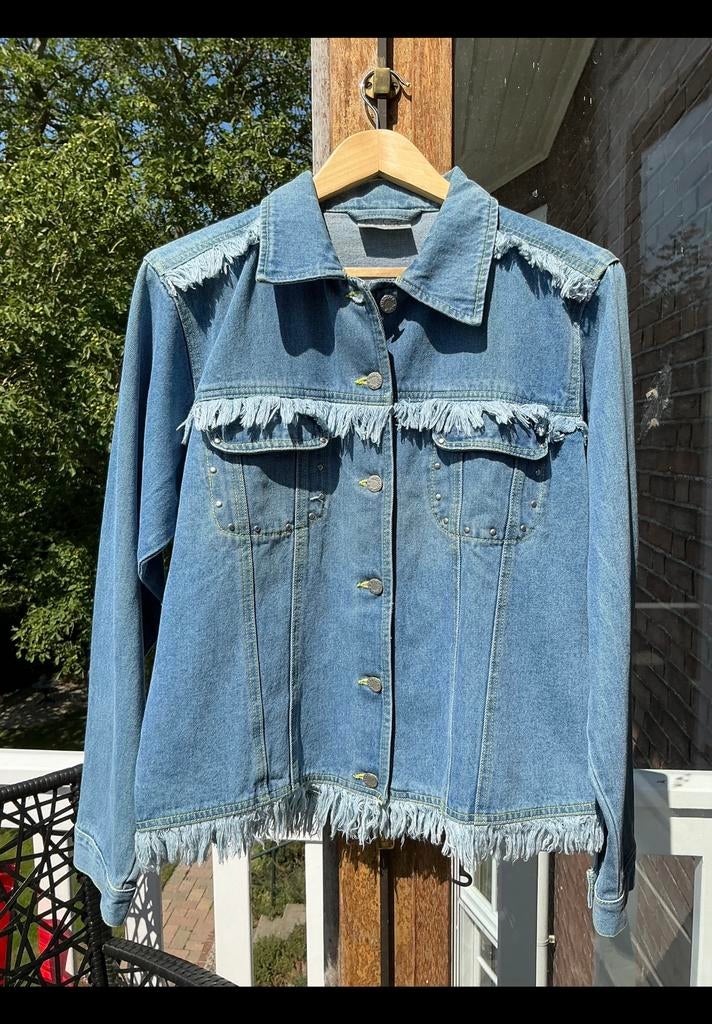 Spijkerjasje ín cowboy stijl. Lichte spijkerstof met franjes, Ophalen of Verzenden, Zo goed als nieuw, Blauw, W30 - W32 (confectie 38/40)
