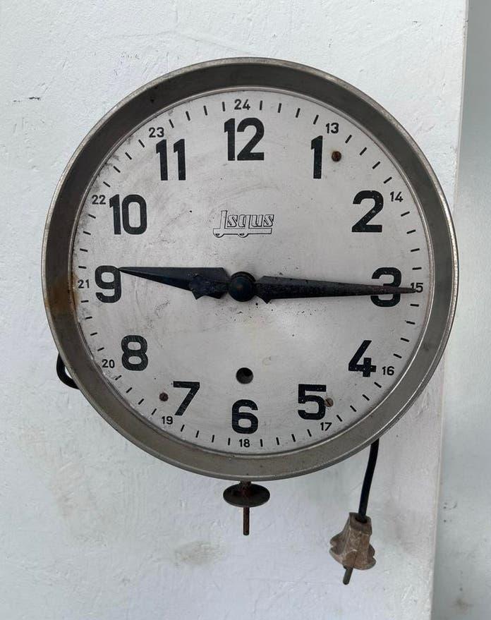 Oude industriële klok ‘Isgus’, Antiek en Kunst, Ophalen of Verzenden