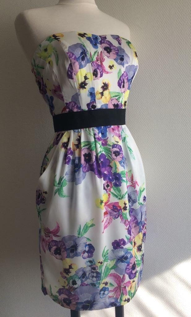 Prachtige witte strapless jurk met kleurrijke violen mt 40, Maat 38/40 (M), Ophalen of Verzenden, Zo goed als nieuw, Roze