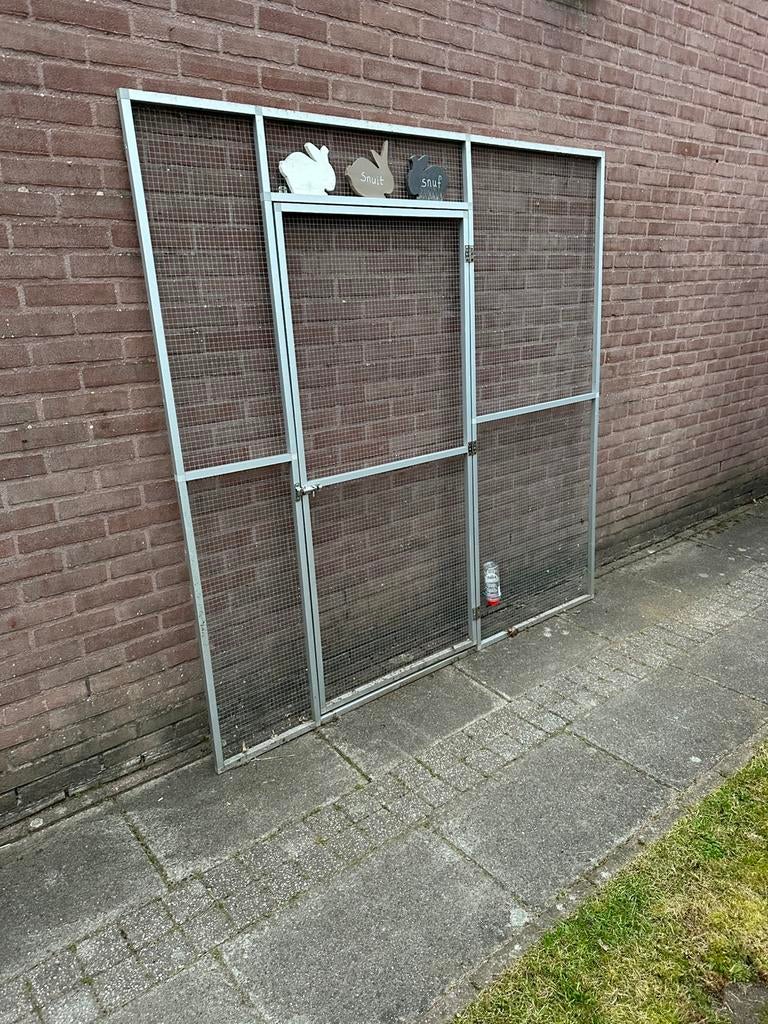 Aluminium frame met deur afsluitbaar voor hok, Ophalen of Verzenden, Zo goed als nieuw, Aluminium, Overige typen