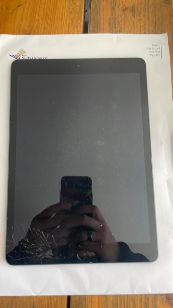 ipad 32gb (8ste generatie) 3de en 4de foto eerder gemaakt, Computers en Software, Apple iPads, Apple iPad, Zo goed als nieuw, Ophalen