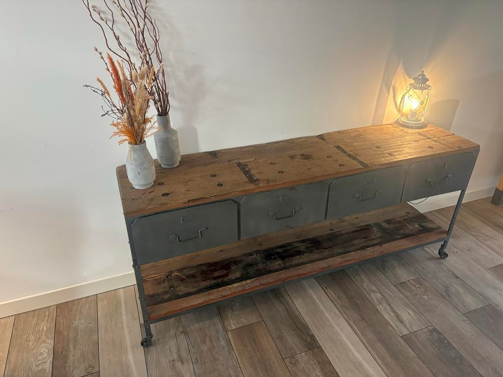 Industrieel stalen dressoir met sloophouten bekleding, Huis en Inrichting, Kasten | Dressoirs, Gebruikt, 150 tot 200 cm, 25 tot 50 cm