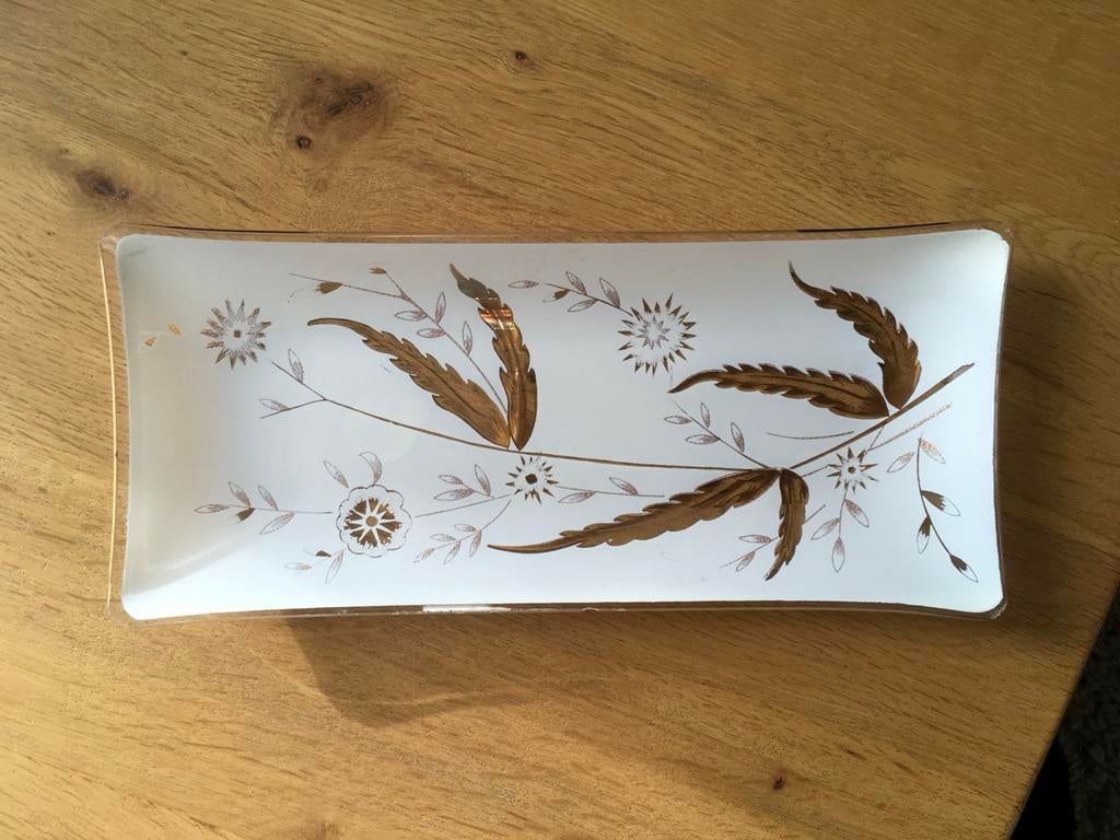 Glazen cakeschaal met goudkleurig en wit decor per stuk 5,00, Antiek en Kunst, Antiek | Glas en Kristal, Ophalen of Verzenden