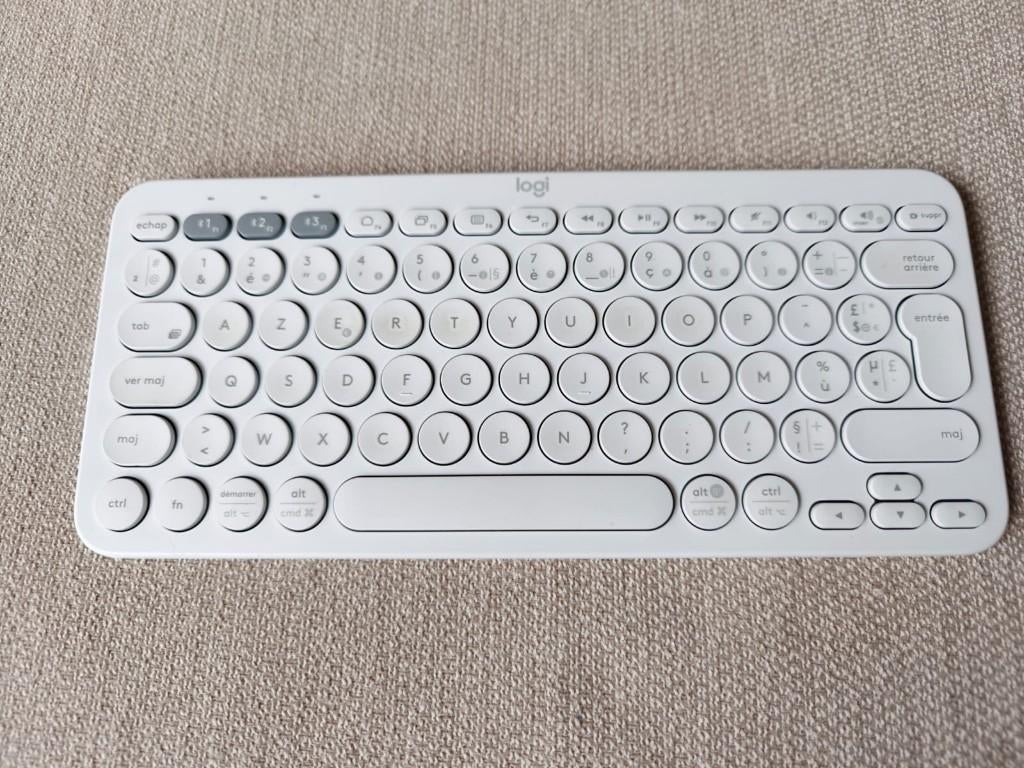 Logitech Pebble K380 Draadloos Toetsenbord AZERTY, Computers en Software, Toetsenborden, Zo goed als nieuw, Azerty, Draadloos