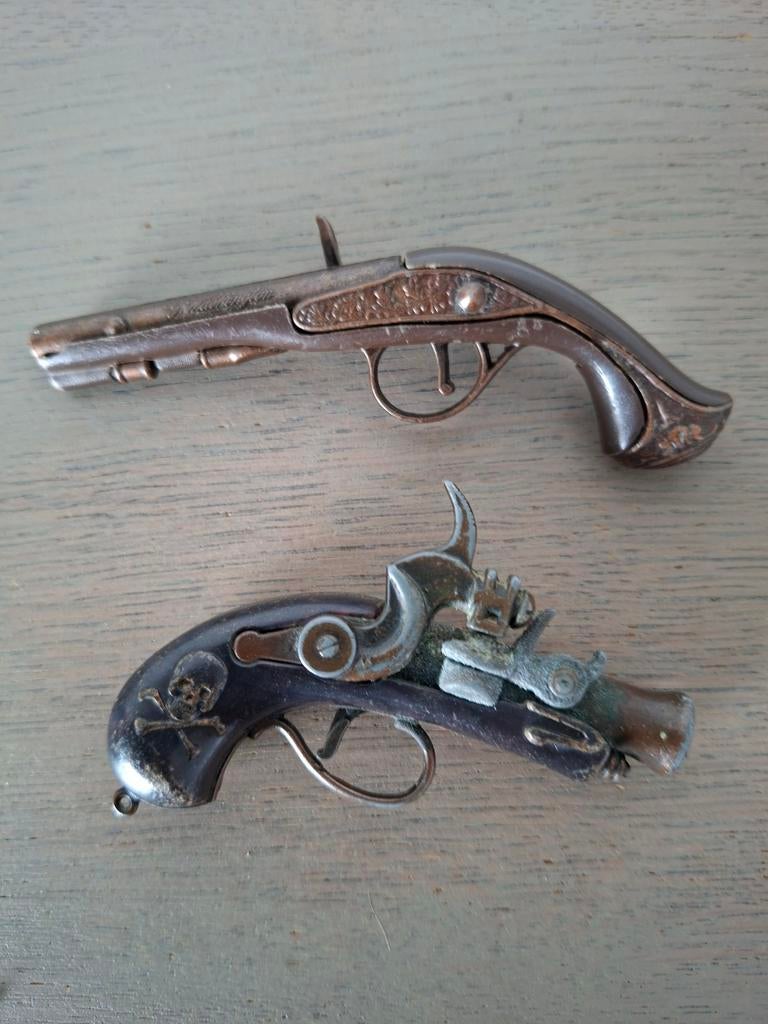 2 mini pistooltjes, Verzamelen, Militaria | Algemeen, Ophalen of Verzenden, Landmacht, Nederland, Embleem of Badge