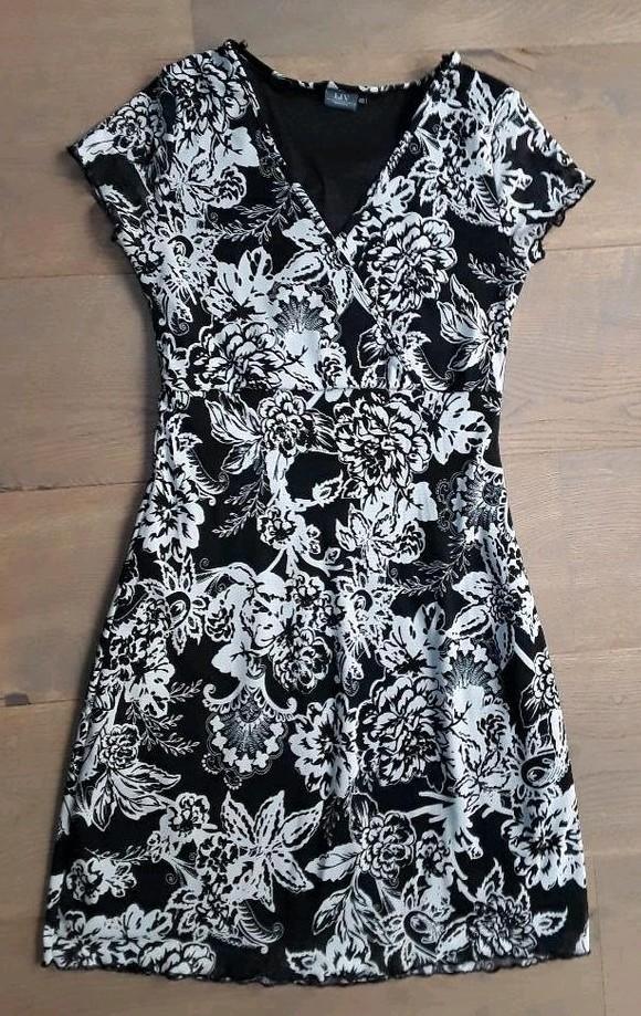 Te koop: Leuke zwart-wit gebloemde jurk van het merk LIV M40, Maat 38/40 (M), Zwart, Ophalen of Verzenden, Zo goed als nieuw