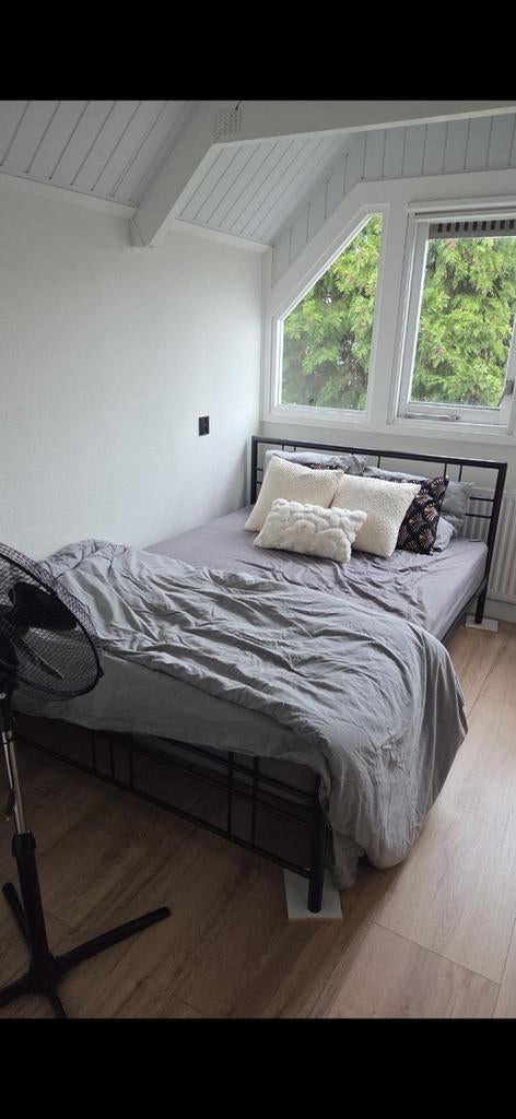 Tweepersoonsbed 140 cm met jong matras, ideaal als logeerbed, Ophalen, Gebruikt, Zwart, Tweepersoons