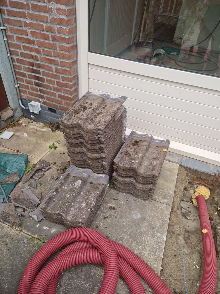 Oude dakpannen en hoekpannen - partij, Ophalen, Steen of Klei, Dakpannen, Grijs