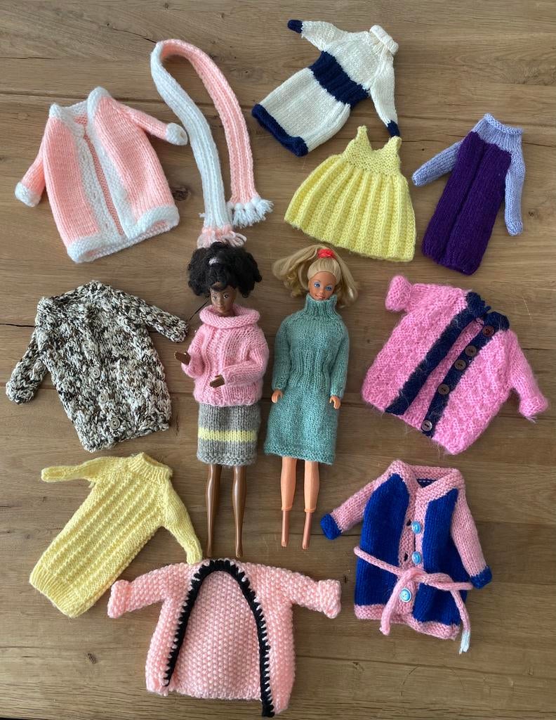 2 Barbies met gebreide kleertjes, Kinderen en Baby's, Speelgoed | Poppen, Ophalen of Verzenden, Zo goed als nieuw, Barbie