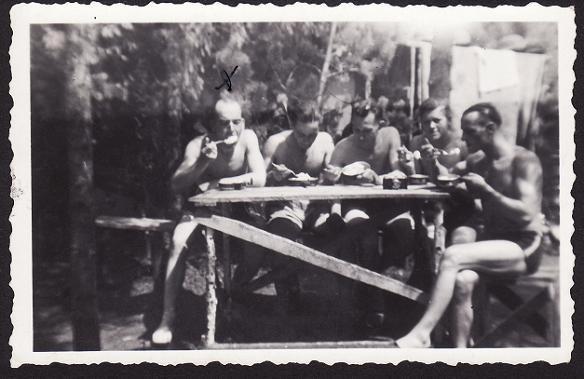 2x WOII foto's : Duitse soldaten aan het eten aan het front, Verzamelen, Militaria | Tweede Wereldoorlog, Landmacht, Foto of Poster