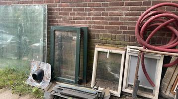 Diverse bouwmaterialen ( ramen/ falk plaat/ hout/ glas) beschikbaar voor biedingen
