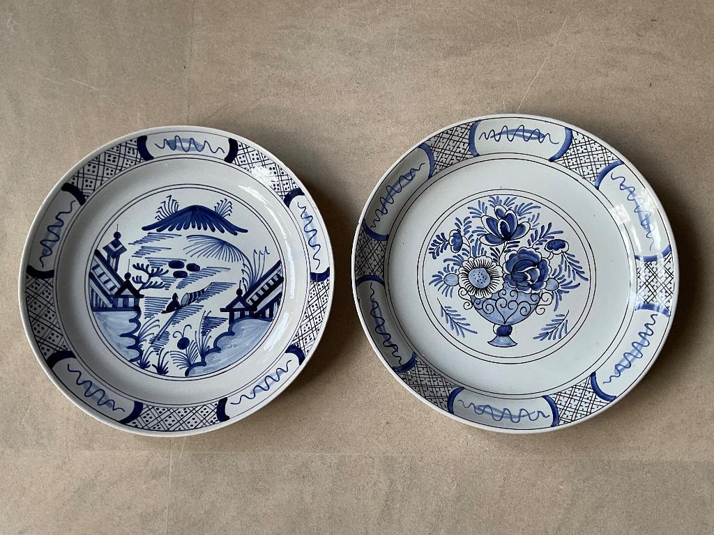 2 Antieke blauw/witte borden van de Delftse plateelbakkerij, Verzenden