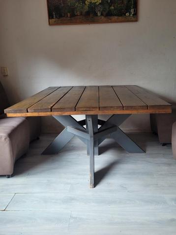 Houten Tafel met Houten Onderstel beschikbaar voor biedingen