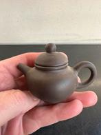Klein Chinees aardewerk theepotje Yixing 7.5/5.5 cm H, Ophalen of Verzenden