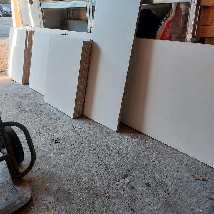 Nieuwe/gebruikte planken+staanders+beugels alles €30, Doe-het-zelf en Verbouw, Hout en Planken, Zo goed als nieuw, Plank, Overige houtsoorten