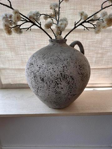 Grijs/ taupe vaas (mag met decoratie) beschikbaar voor biedingen