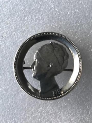 zilveren gulden uit 1928 als broches beschikbaar voor biedingen