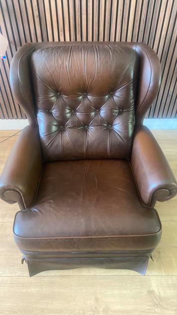 Comfortabele bruine leren stoel beschikbaar voor biedingen