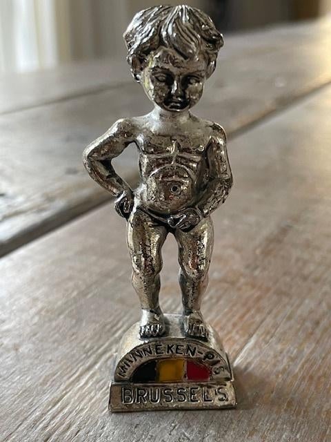 Klein vintage metalen beeldje Menneken Pis. Thill O., Verzamelen, Beelden en Beeldjes, Zo goed als nieuw, Mens, Ophalen