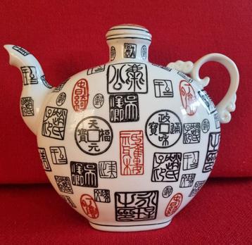 Groot formaat aparte antieke  Chinese theepot   beschikbaar voor biedingen