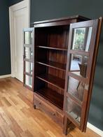 Massief houten vitrinekast met glazen deuren., Huis en Inrichting, Kasten | Vitrinekasten, Ophalen, 50 tot 100 cm, Zo goed als nieuw