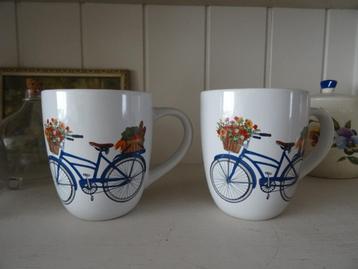 2x Grote mok met oude fiets met fietsmand bloemen 0,5 ltr  beschikbaar voor biedingen