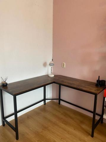 Hoekbureau (houtlook blad en, zwart metalen frame) beschikbaar voor biedingen