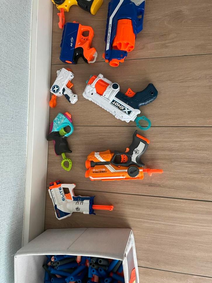8 nerfs met pijltjes en “dartbord”, Kinderen en Baby's, Speelgoed | Buiten | Actiespeelgoed, Gebruikt, Ophalen of Verzenden