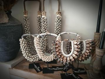 Schelpen ketting op standaard - frame beschikbaar voor biedingen
