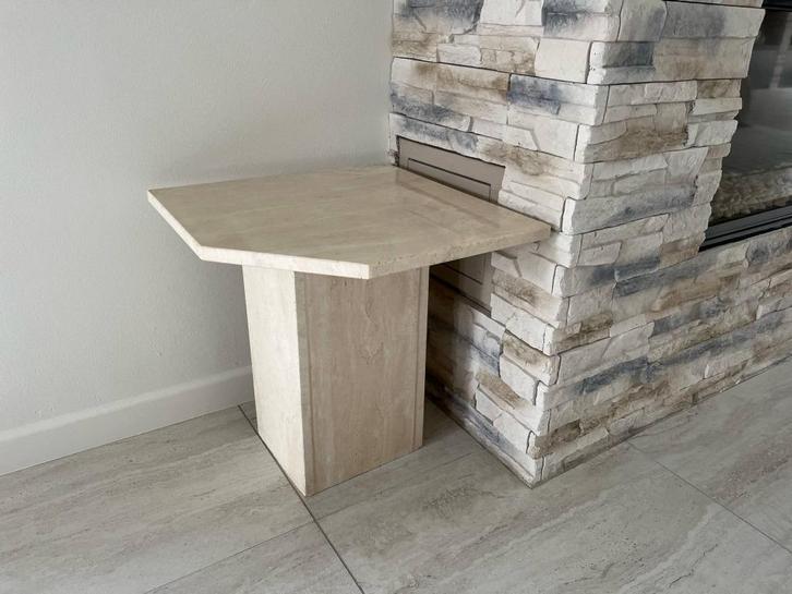 Zeer mooie travertin hoektafel - zuil - 47 cm hoog, Huis en Inrichting, Tafels | Bijzettafels, Zo goed als nieuw, Overige vormen