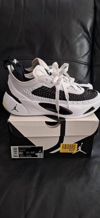 🌹Mooie Jordan sneakers inzgst nt39🌹 beschikbaar voor biedingen