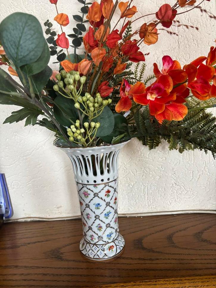 Nieuw porseleinen Vaas met Bloemenmotief en bladgoud, Huis en Inrichting, Woonaccessoires | Vazen, Zo goed als nieuw, Wit, 50 tot 75 cm