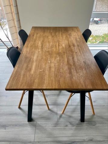 Houten eettafel beschikbaar voor biedingen