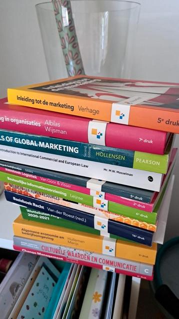 Studie boeken voor o.a. business Studies HBO. beschikbaar voor biedingen