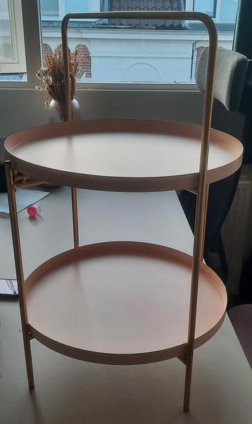 Roze met goud bijzettafeltje beschikbaar voor biedingen
