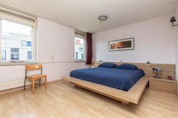 Twee-persoons bed met nachtkastjes