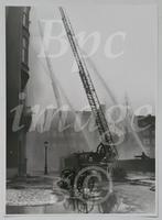 grote foto blussen brandweer Amsterdam midden jaren 50, Verzamelen, Foto's en Prenten, Verzenden, 1940 tot 1960, Zo goed als nieuw